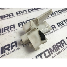 Кронштейн дверей передніх правих Hyundai i30 2007-2012 9042200500